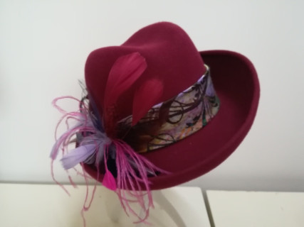 Roni wiśniowy kapelusz z piórami filcowy 54-56 cm