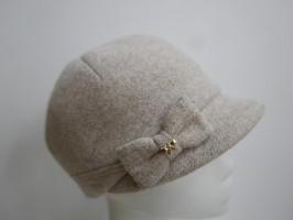 Beżowa czapka z daszkiem tkanina do 58 cm regulowany