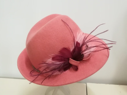 Montana różowy kapelusz filcowy z piórami 54-57 cm