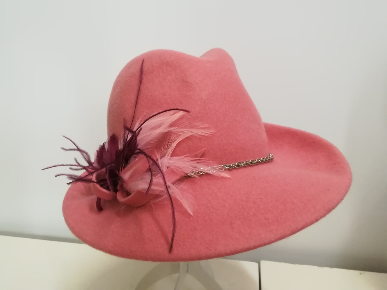 Montana różowy kapelusz filcowy z piórami 54-57 cm