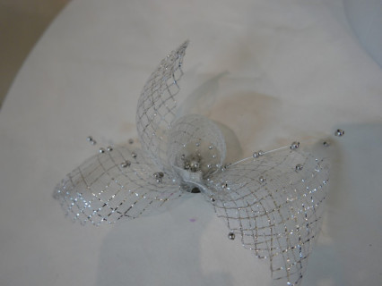 Biało srebrny stroik z krynoliny do włosów sukni kapelusza