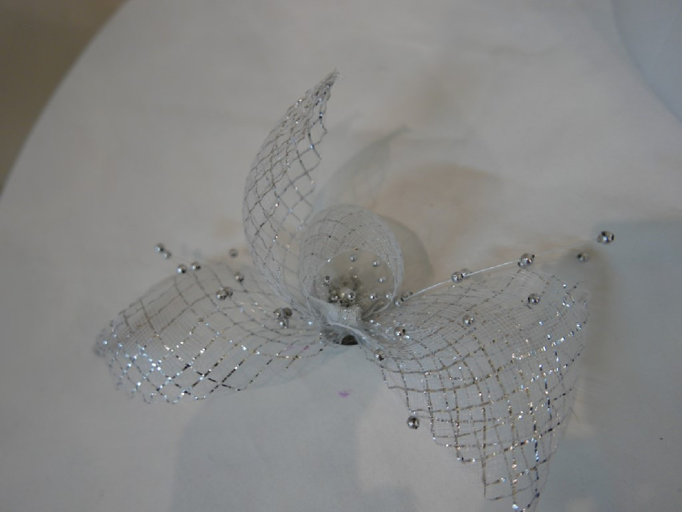 Biało srebrny stroik z krynoliny do włosów sukni kapelusza