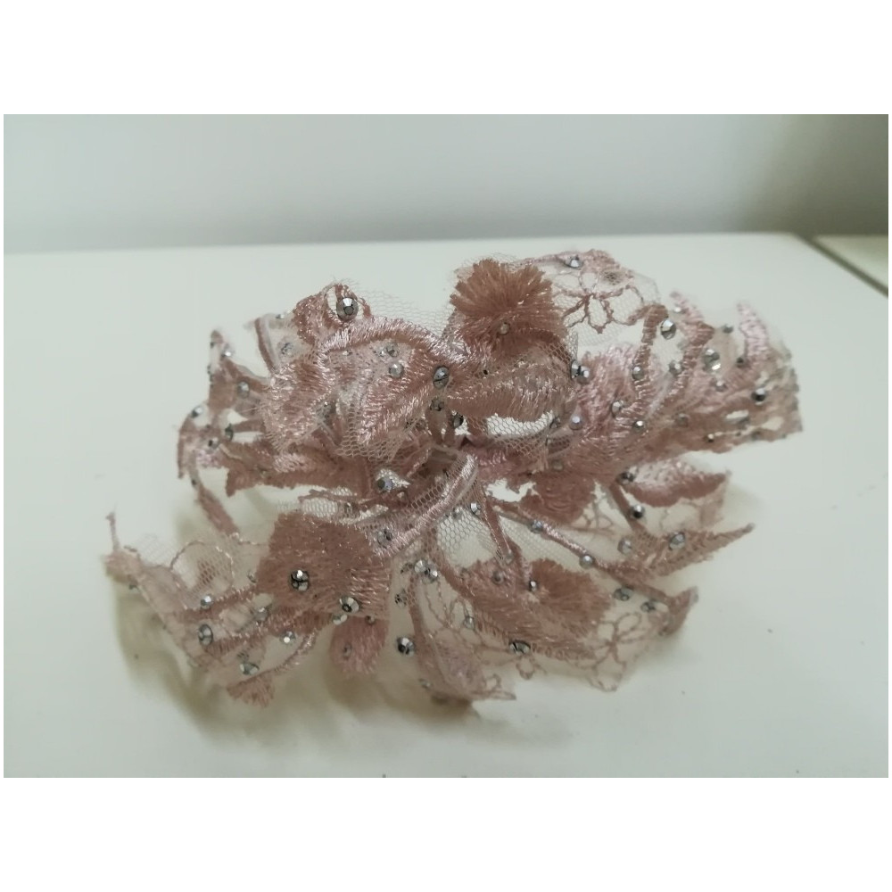 Róż pudrowy koronkowy fascynator