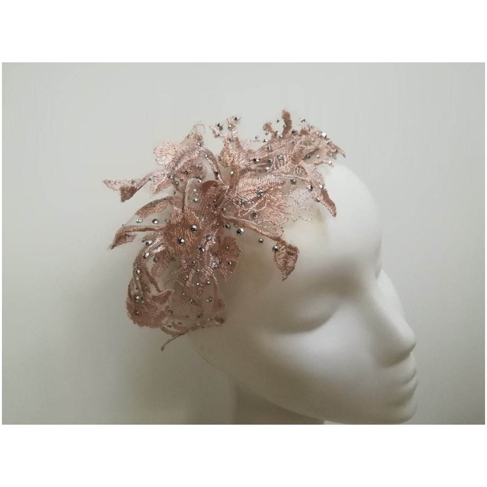 Róż pudrowy koronkowy fascynator