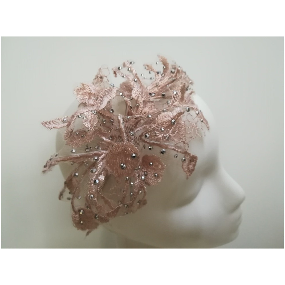 Róż pudrowy koronkowy fascynator
