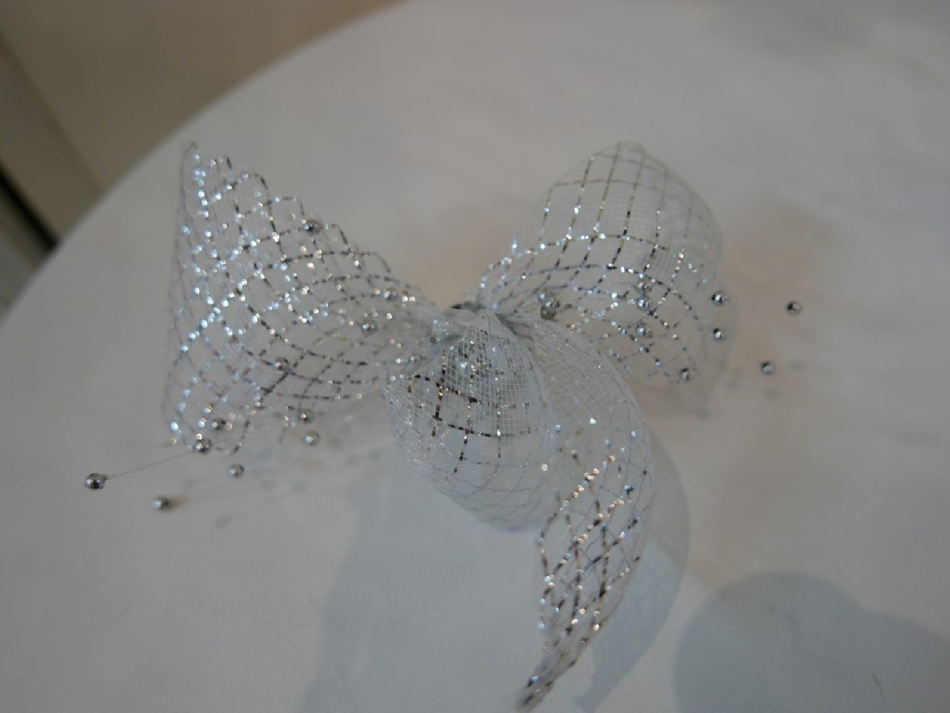 Biało srebrny stroik z krynoliny do włosów sukni kapelusza