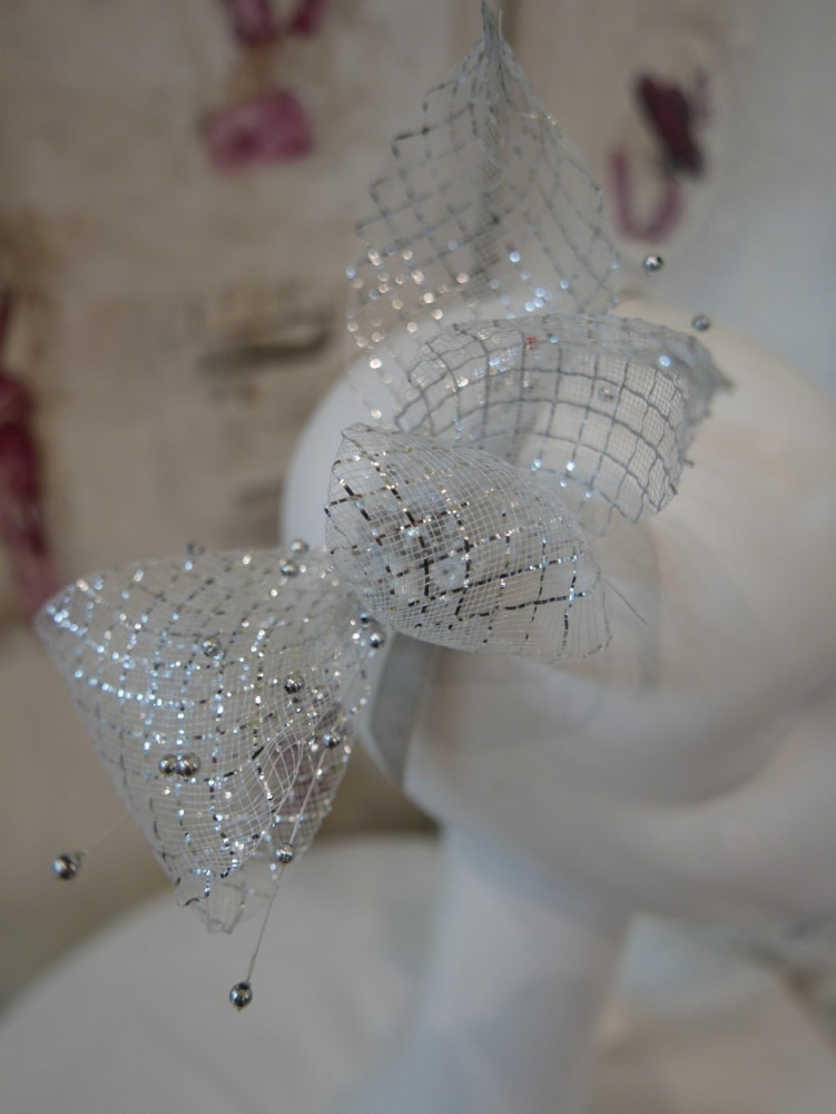 Biało srebrny stroik z krynoliny do włosów sukni kapelusza