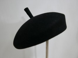 Saturnia czarny mini beret pilśniowy z antenką