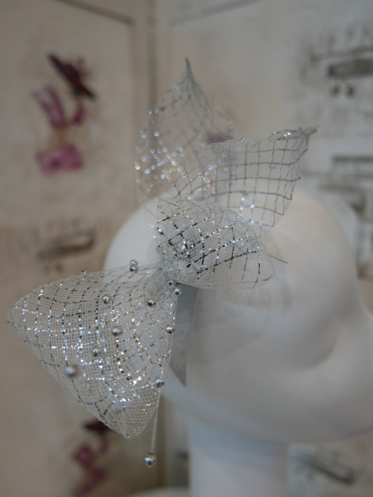 Biało srebrny stroik z krynoliny do włosów sukni kapelusza