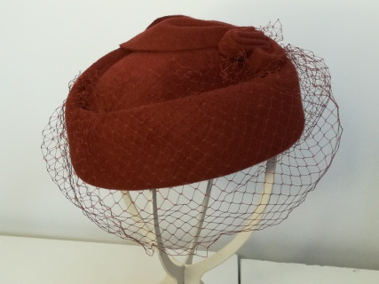 Tina rudy pilśniowy toczekz przedwojenną woalką