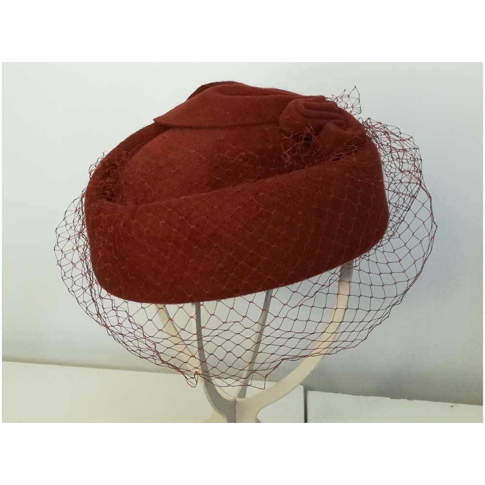 Tina rudy pilśniowy toczekz przedwojenną woalką