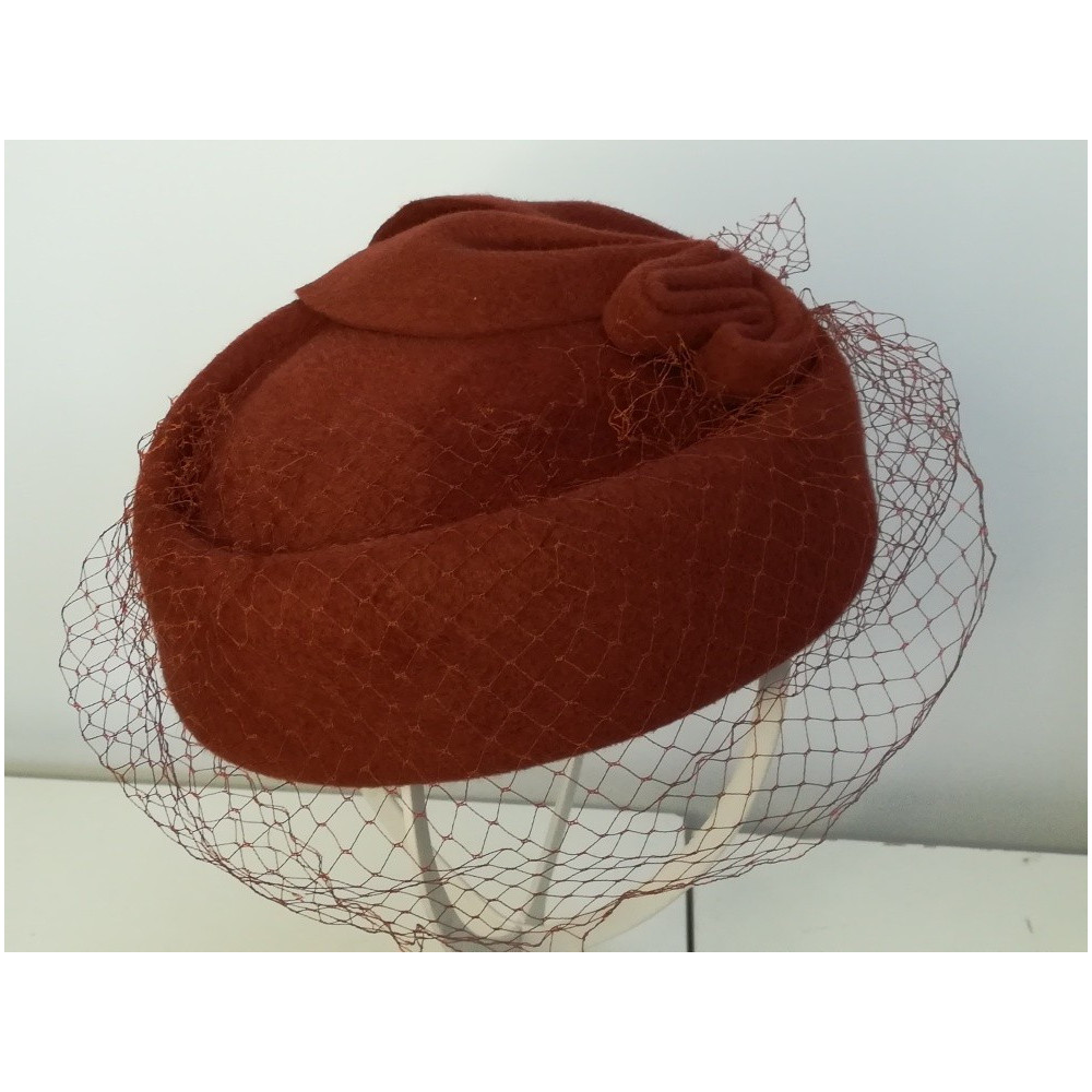 Tina rudy pilśniowy toczekz przedwojenną woalką