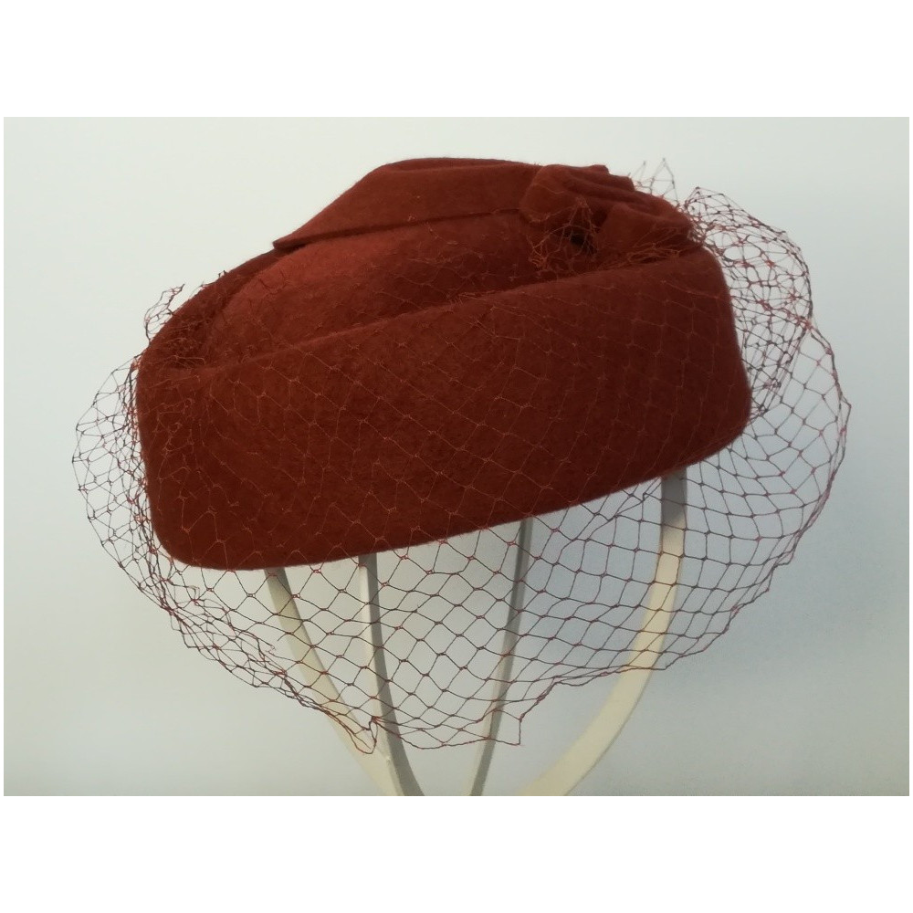 Tina rudy pilśniowy toczekz przedwojenną woalką