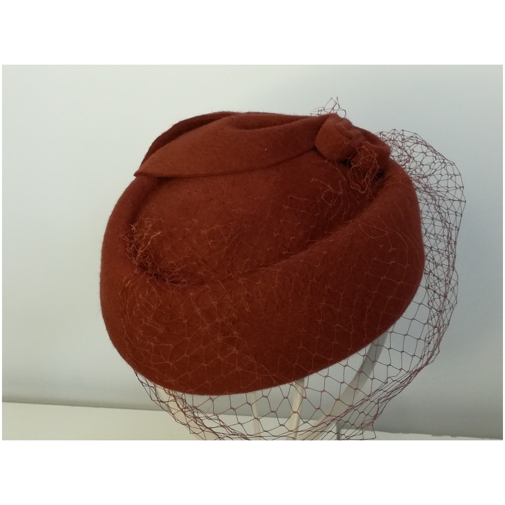 Tina rudy pilśniowy toczekz przedwojenną woalką