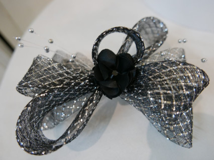 Czarno srebrny stroik z krynoliny do włosów sukni kapelusza