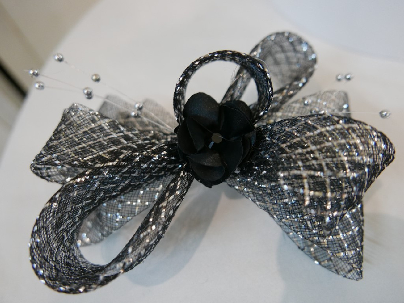 Czarno srebrny stroik z krynoliny do włosów sukni kapelusza