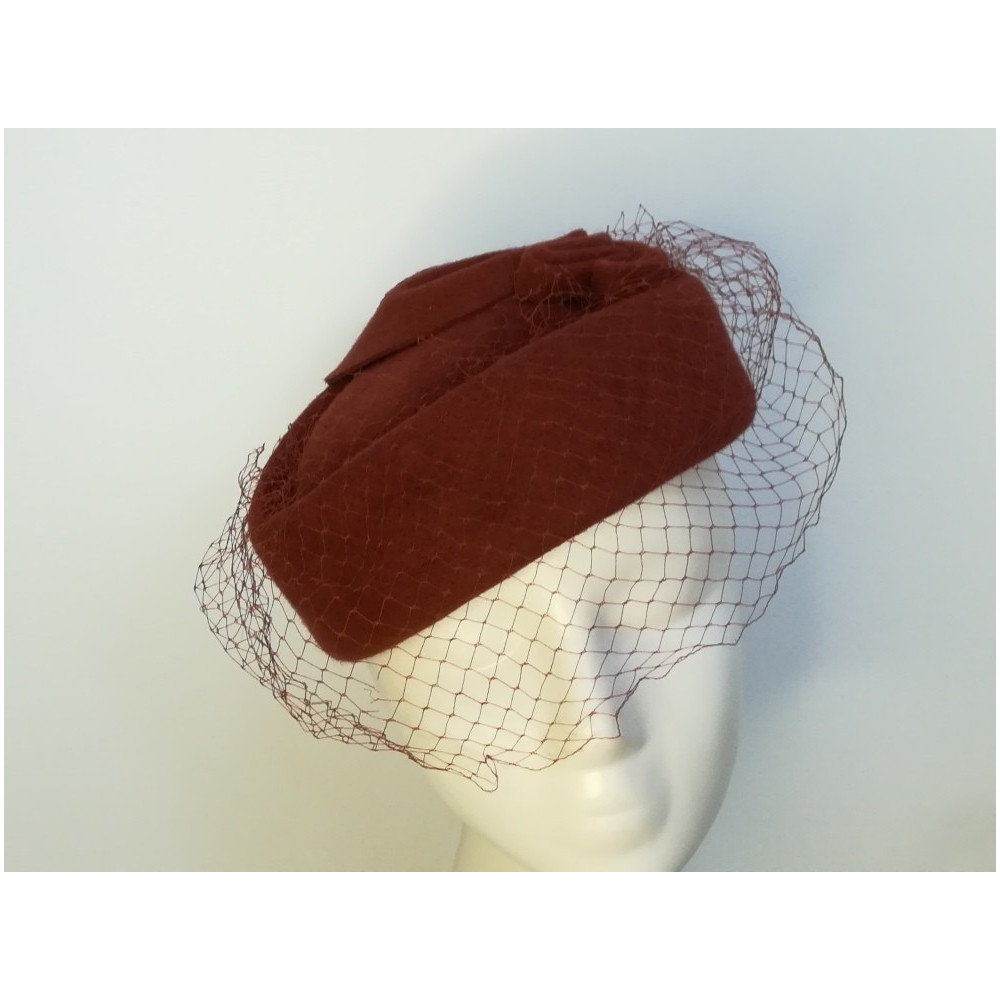 Tina rudy pilśniowy toczekz przedwojenną woalką