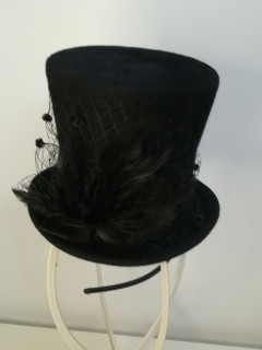 Czarny cylinderek fascynator na przepasce