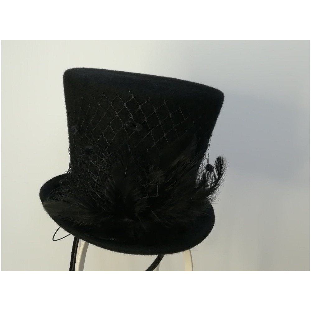 Czarny cylinderek fascynator na przepasce