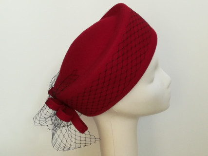 Jacqueline- czerwony toczek filcowy 56-58 cm