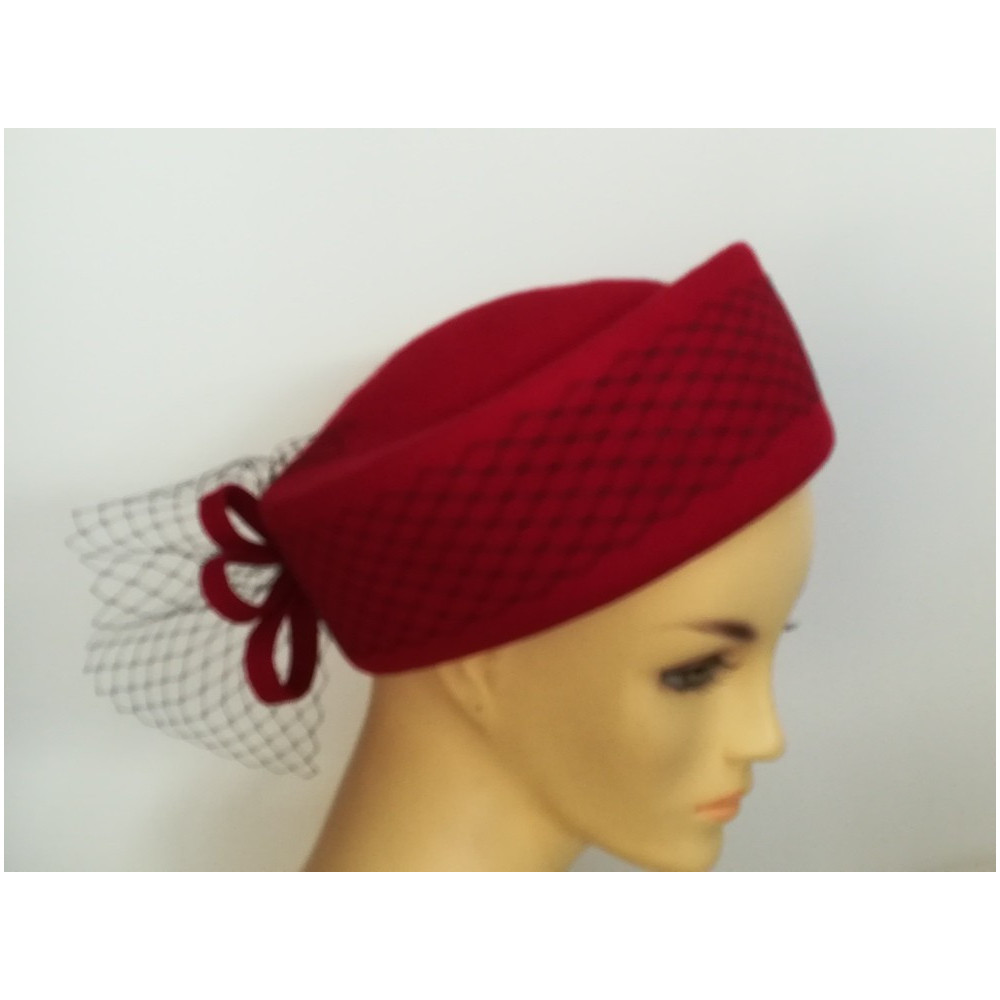 Jacqueline- czerwony toczek filcowy 56-58 cm