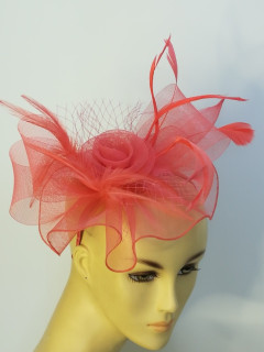 Koralowy fascynator z crin z piórami na przepasce