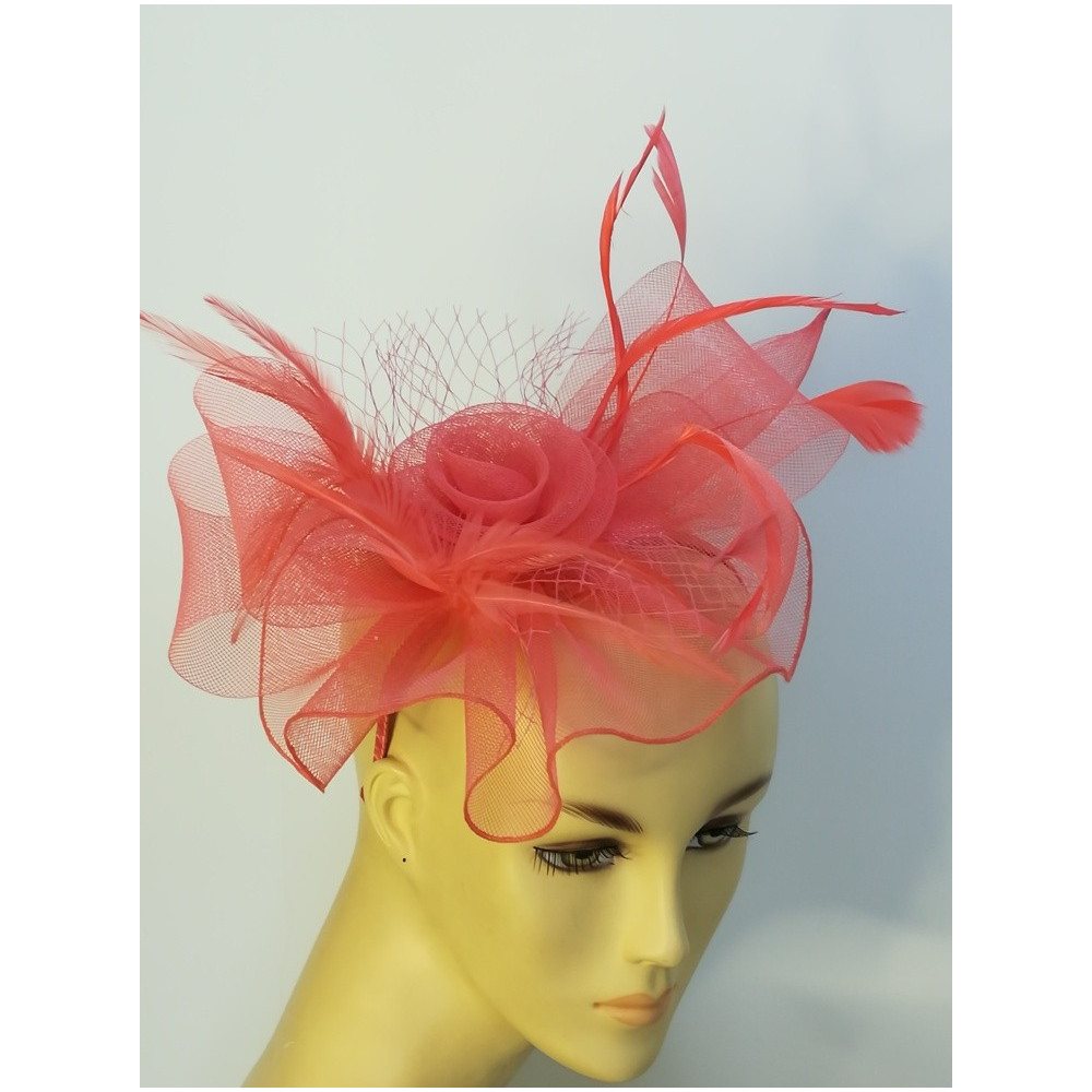 Koralowy fascynator z crin z piórami na przepasce