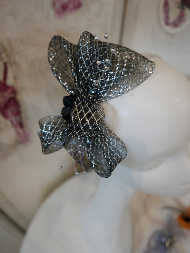 Czarno srebrny stroik z krynoliny do włosów sukni kapelusza