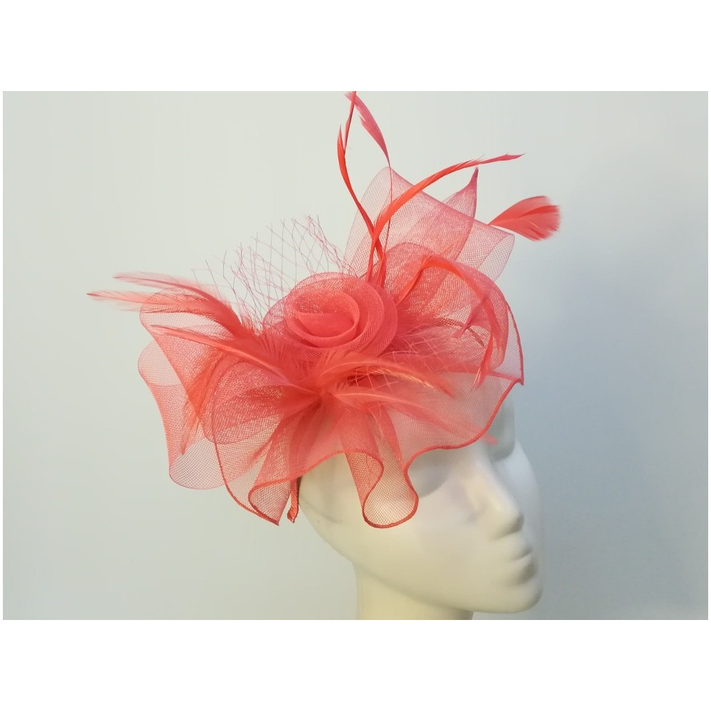Koralowy fascynator z crin z piórami na przepasce