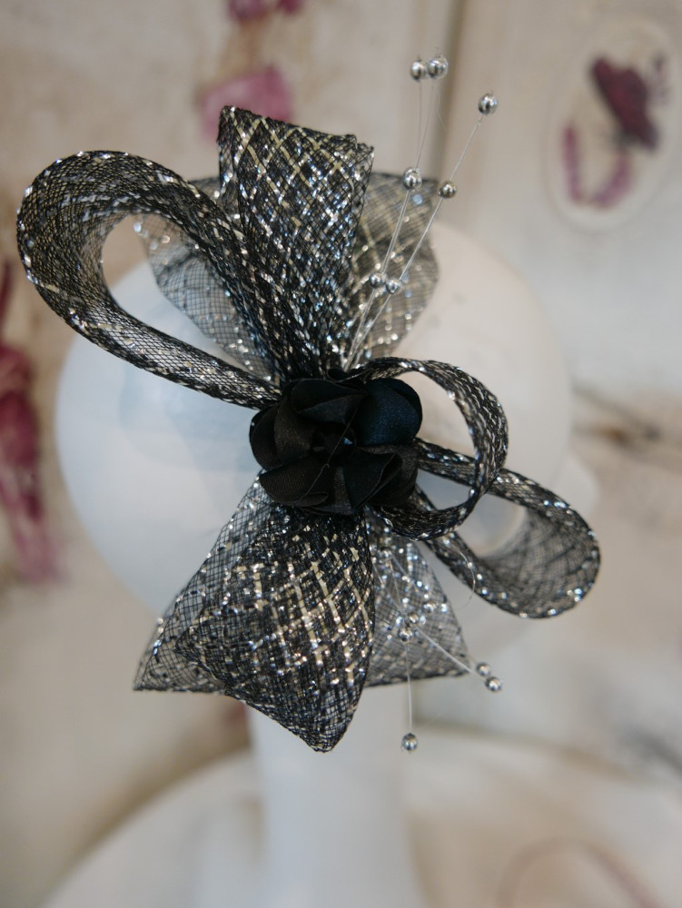 Czarno srebrny stroik z krynoliny do włosów sukni kapelusza