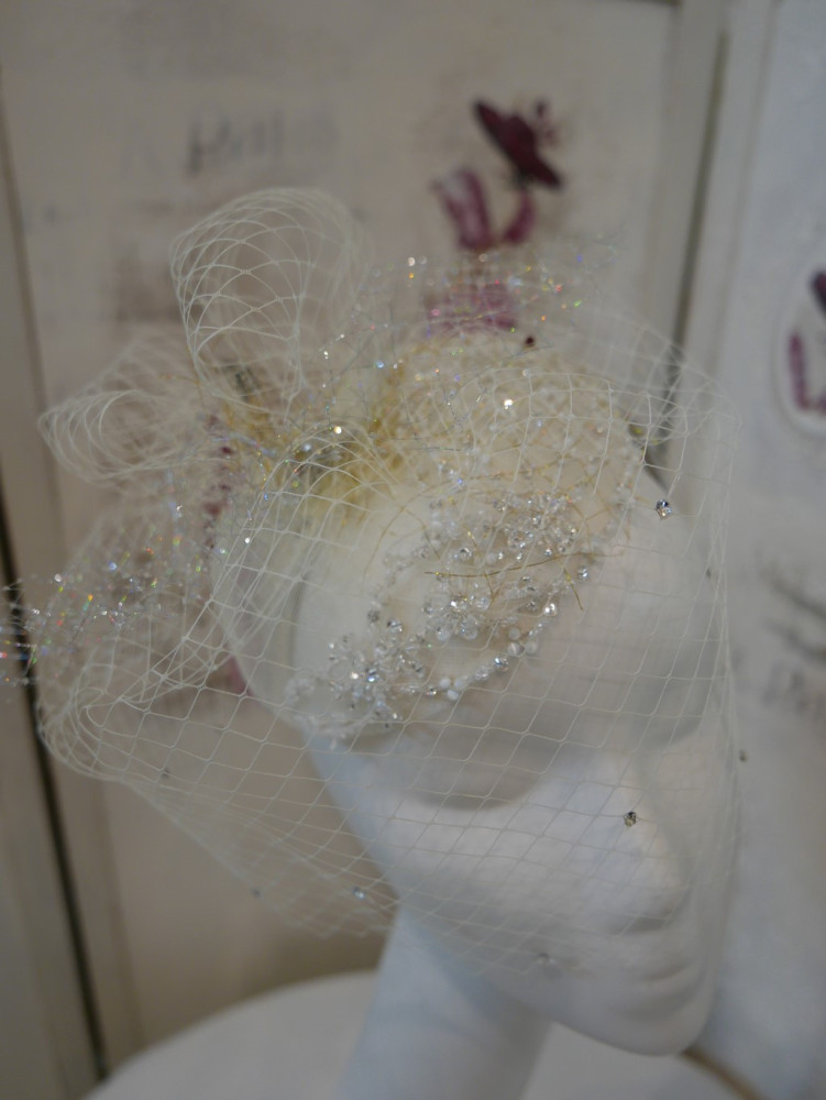 Śmietankowy fascynator ślubny w stylu Glamour