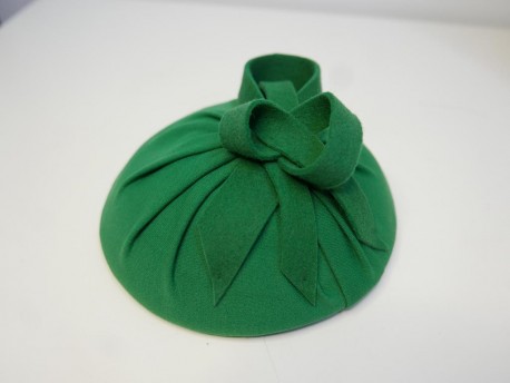 Zielony-mini toczek fascynator z tkaniny