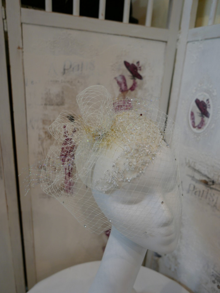 Śmietankowy fascynator ślubny w stylu Glamour