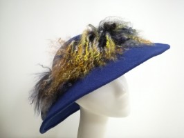Lamia -szafirowy kapelusz  z naturalnym futrem -54-57 cm