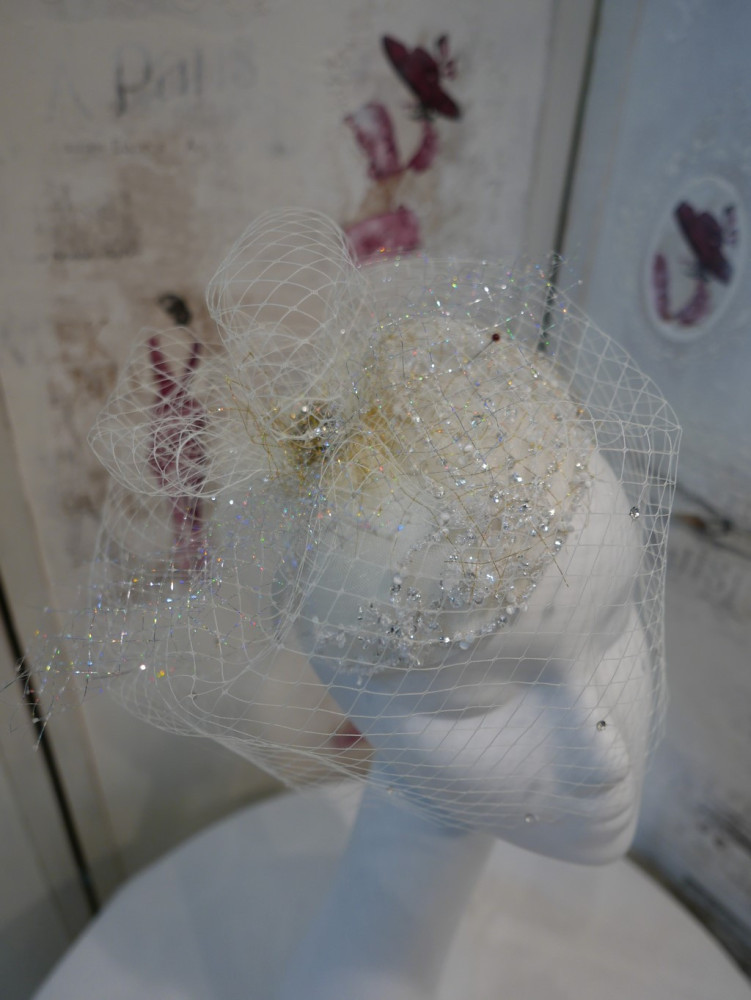 Śmietankowy fascynator ślubny w stylu Glamour