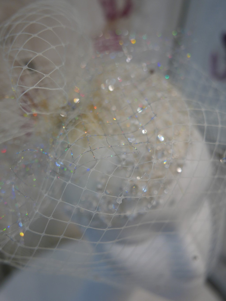 Śmietankowy fascynator ślubny w stylu Glamour