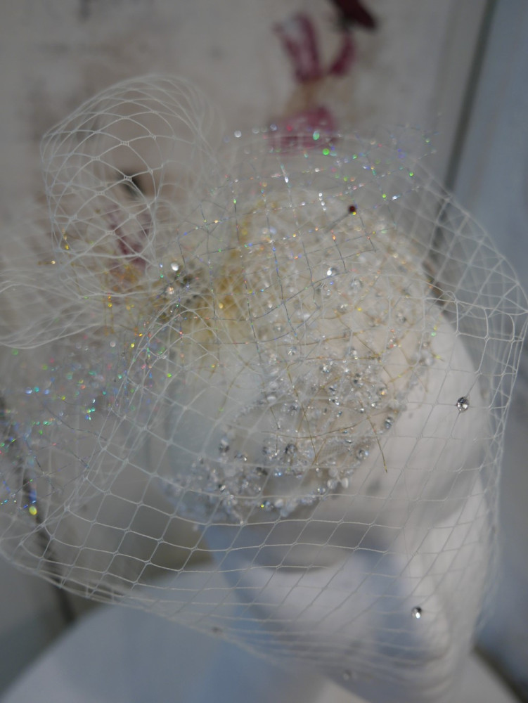 Śmietankowy fascynator ślubny w stylu Glamour