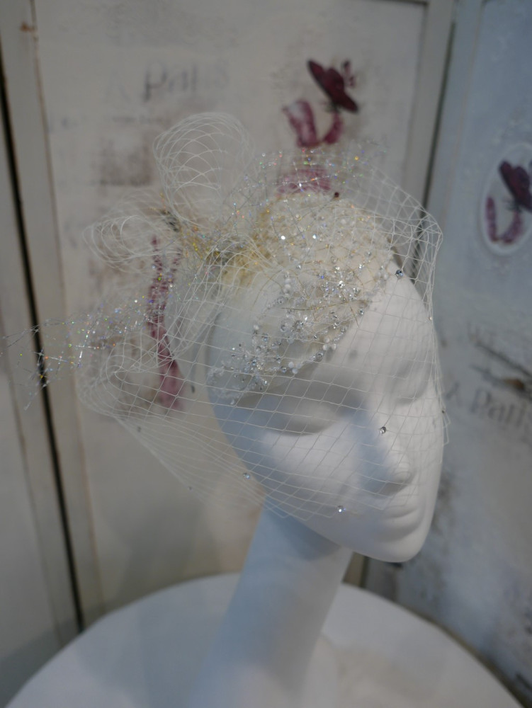 Śmietankowy fascynator ślubny w stylu Glamour