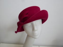 Sabina- czerwony fantazyjny kapelusz filcowy 57-59 cm