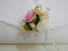 Broszka bukiecik z kwiatów, Kremowo różowy