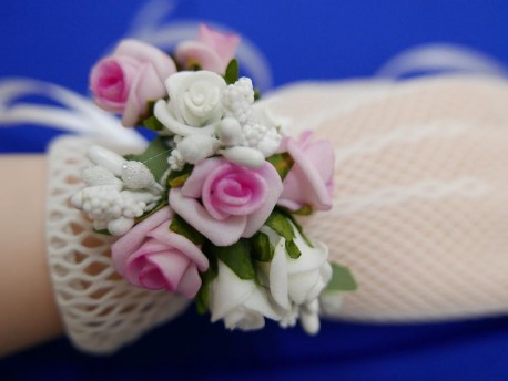 Bransoletka, kotylion z kwiatów, biało różowy bukiecik
