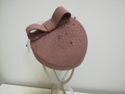 Dita - toczek pudrowy róż z woalką