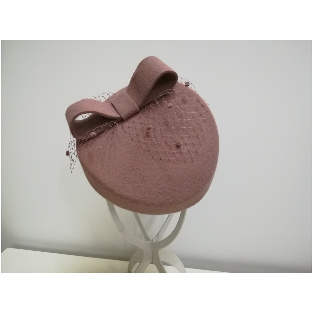 Dita - toczek pudrowy róż z woalką