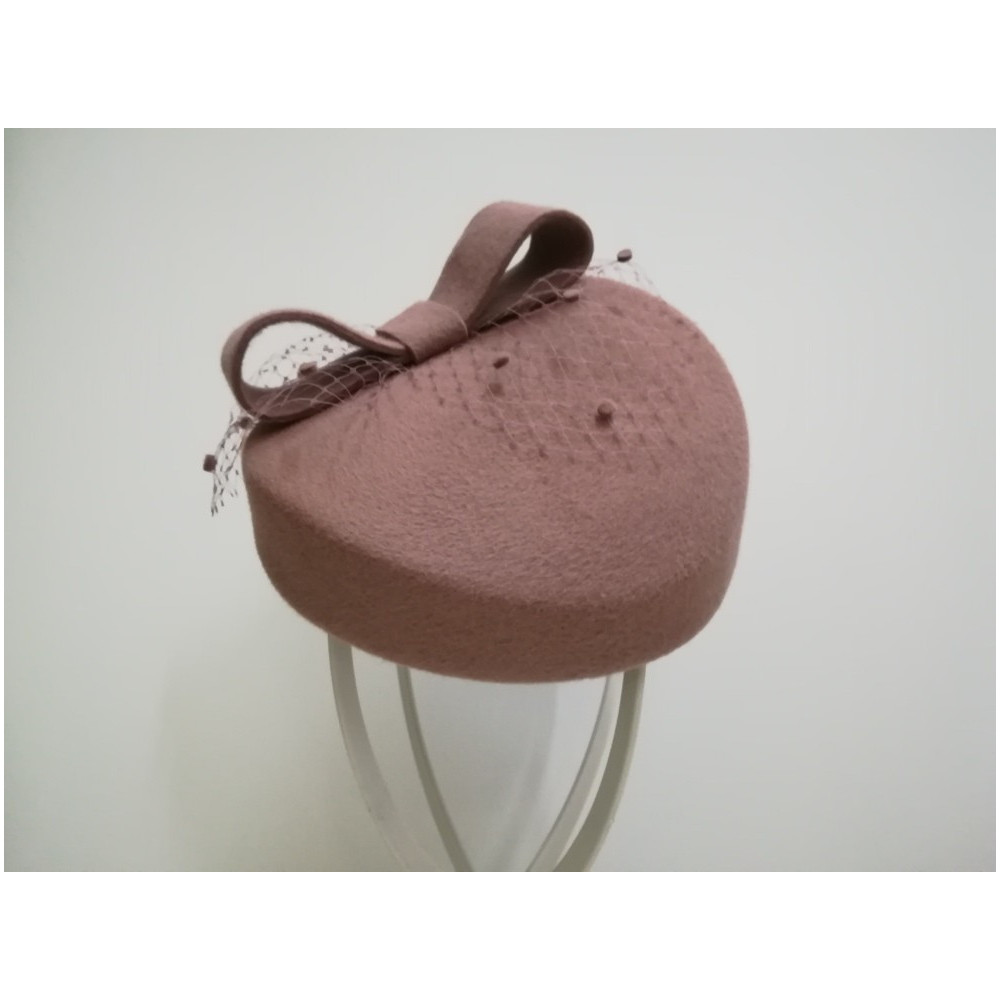 Dita - toczek pudrowy róż z woalką