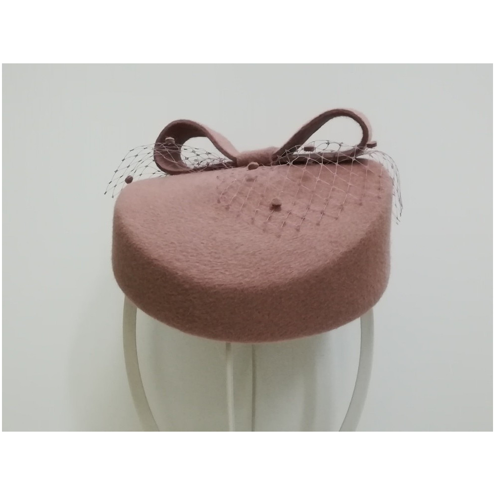 Dita - toczek pudrowy róż z woalką