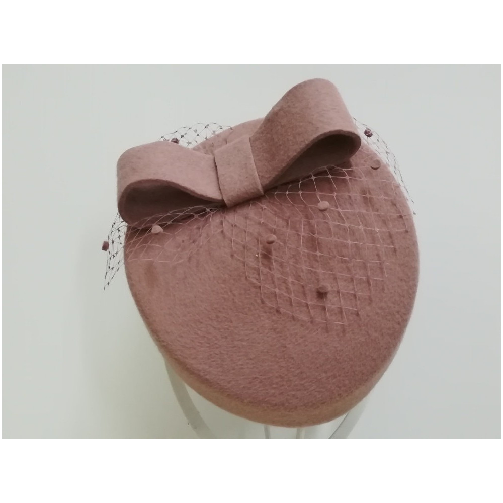 Dita - toczek pudrowy róż z woalką