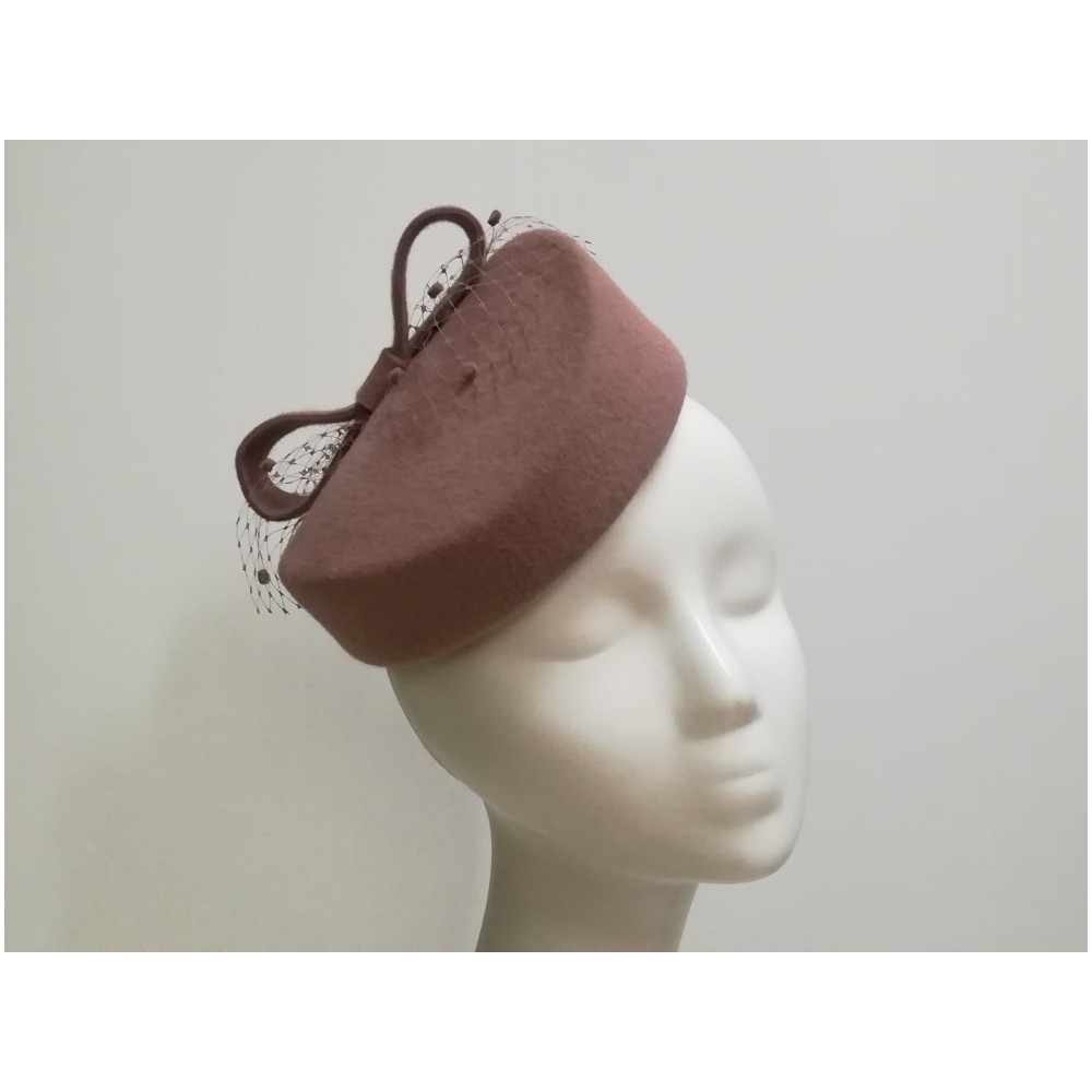 Dita - toczek pudrowy róż z woalką