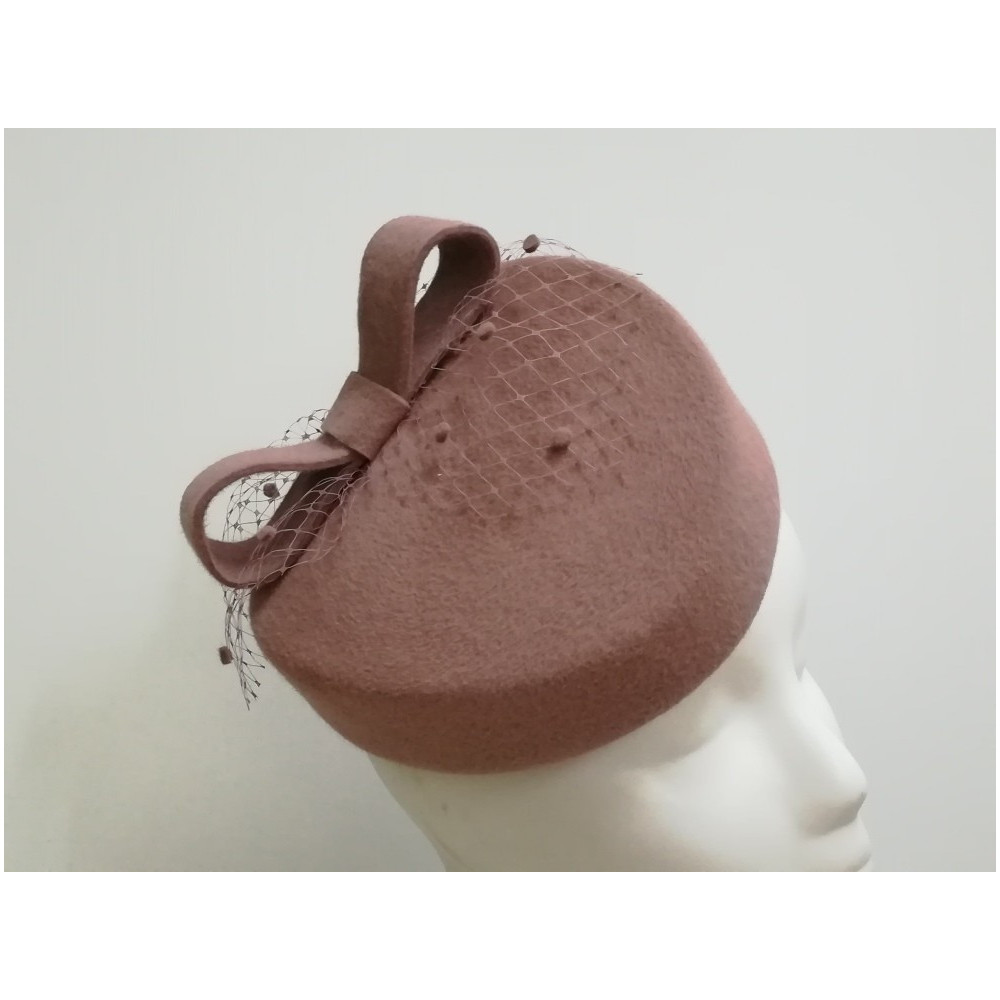 Dita - toczek pudrowy róż z woalką