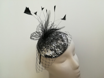 czarno srebrny mini toczek fascynator tkanina z piórami