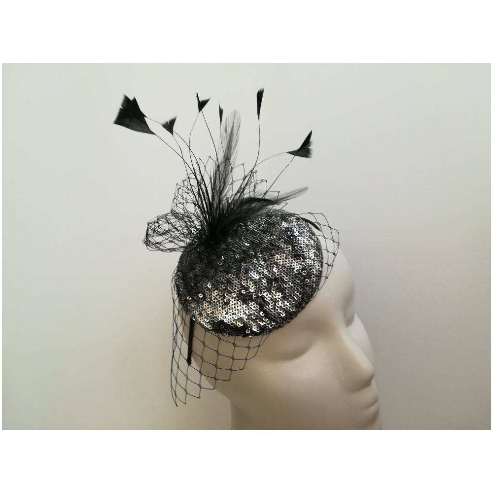 czarno srebrny mini toczek fascynator tkanina z piórami